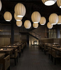 輕井澤拾七石頭火鍋店桌椅圖片