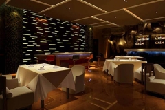 找工廠定制西餐廳桌椅有哪些好處?